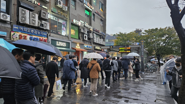 서울 영등포구 여의도역 앞에 늘어서 있는 인파. 채민석 기자