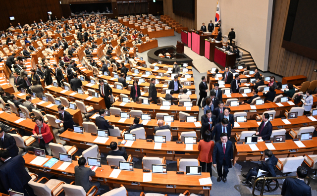 국민의힘 의원들이 9일 서울 여의도 국회에서 '제410회 국회(정기회) 제11차 본회의'에 더불어민주당이 노란봉투법(노동조합 및 노동관계법 개정안)과 방송3법(방송법·방송문화진흥법·한국교육방송공사법 개정안)을 상정하자 이에 반발하며 퇴장하고 있다. 오승현 기자