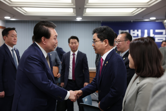 尹 '사금융 피해 집단화·구조화…대통령 직접 관여할 수 밖에 없는 상황'