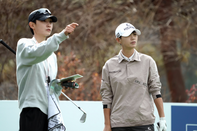 김시원(왼쪽부터)은 박성현의 캐디로 골프백을 멘다. 사진 제공=SK쉴더스·SK텔레콤 챔피언십 운영본부