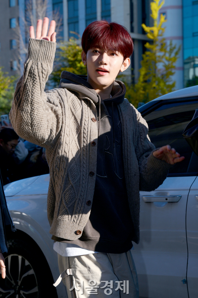 그룹 제로베이스원(ZEROBASEONE) 장하오가 10일 오전 서울 영등포구 KBS 신관 앞에서 진행된 KBS2 TV ‘뮤직뱅크’ 리허설에 앞서 포토타임을 갖고 있다. 김규빈 기자
