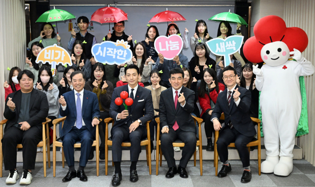 10일 오전 서울 중구 사랑의열매회관에서 열린 가수 비(정지훈) 기부금 전달식에서 김병준 사랑의열매 회장, 가수 비, 황인식 사무총장 등이 직원들과 기념촬영을 하고 있다. 권욱 기자 2023.11.10