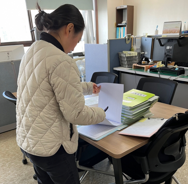 도봉구 점검반이 지역 내 한 소독업소를 방문해 소독교육 이수 등을 확인하고 있다. 사진=도봉구청 제공