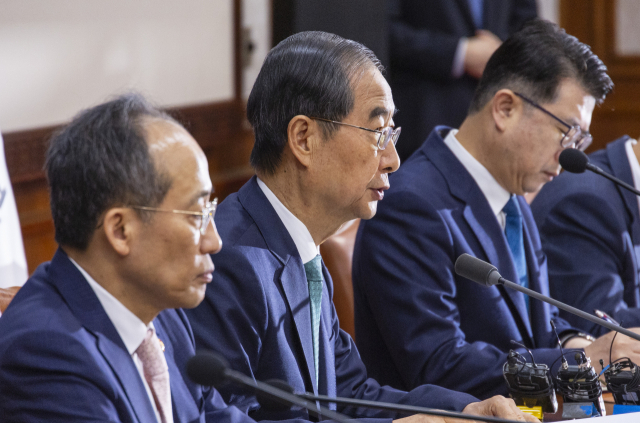 한덕수 국무총리가 10일 오전 서울 종로구 정부서울청사에서 열린 국무회의에 참석해 의제를 말하고 있다. 연합뉴스