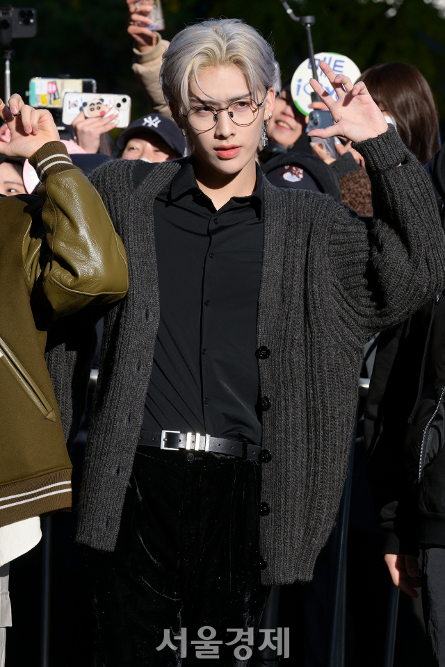 그룹 제로베이스원(ZEROBASEONE) 리키가 10일 오전 서울 영등포구 KBS 신관 앞에서 진행된 KBS2 TV ‘뮤직뱅크’ 리허설에 앞서 포토타임을 갖고 있다. 김규빈 기자