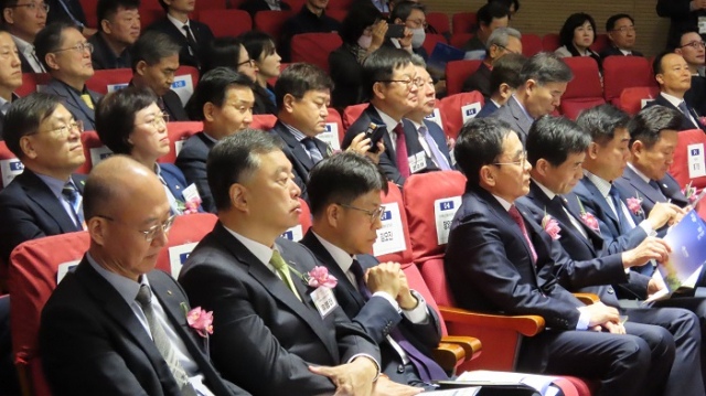 10일 국회 의원회관에서 열린 '제8회 부동산산업의 날' 기념행사에서 주요 참석자들이 발표를 듣고 있다. /사진 제공=부동산경제단체연합회