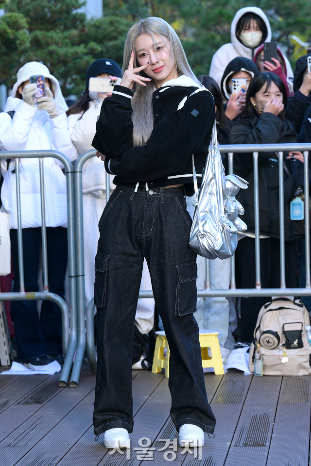 그룹 록킹돌(ROcking doll) 로아가 10일 오전 서울 영등포구 KBS 신관 앞에서 진행된 KBS2 TV ‘뮤직뱅크’ 리허설에 앞서 포토타임을 갖고 있다. 김규빈 기자