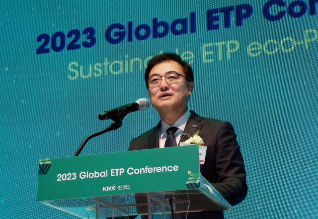손병두 한국거래소 이사장이 10일 서울 영등포구 한국거래소에서 열린 '2023 글로벌 ETP 컨퍼런스'에서 개회사를 하고 있다. 연합뉴스