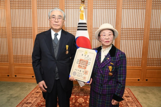 헤이그 이준기념관장에 국민훈장 목련장