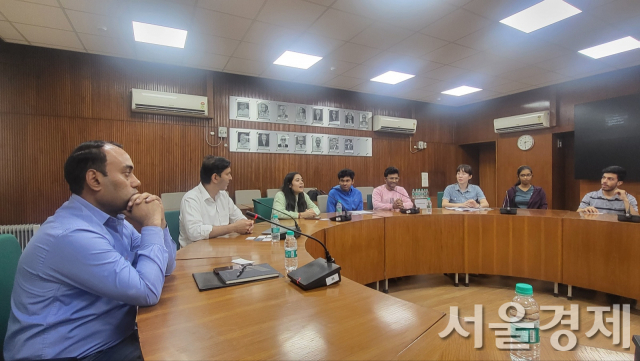 인도공과대(IIT)의 교수들과 학생들.