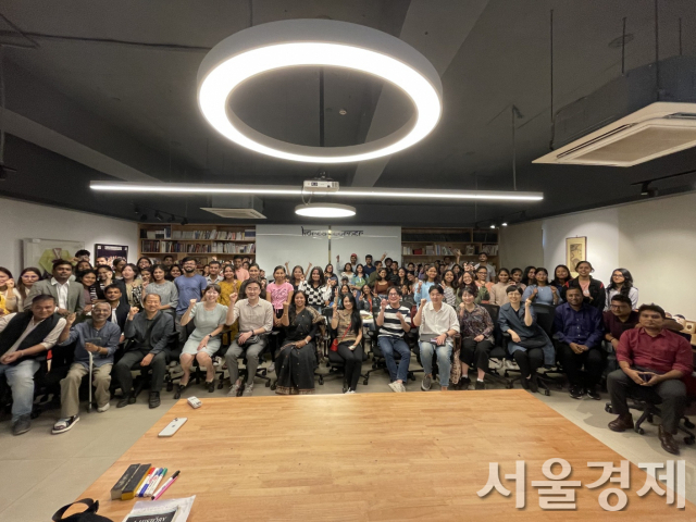 인도 네루대 한국어과 학생들과 교수님들.