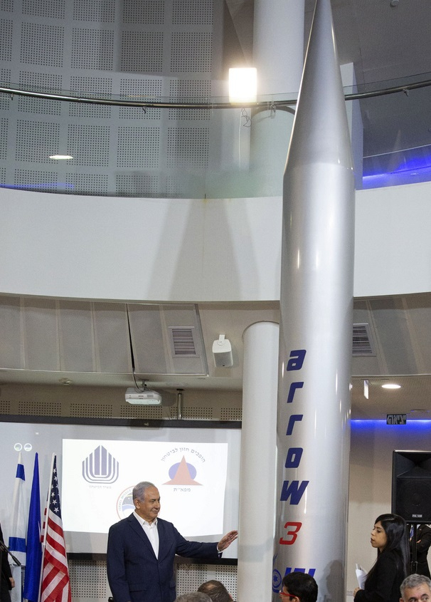 네타냐후 이스라엘 총리가 2019년 1월 항공우주산업(IAI)를 방문해 애로우 3 요격체를 둘러보고 있다. AP연합뉴스