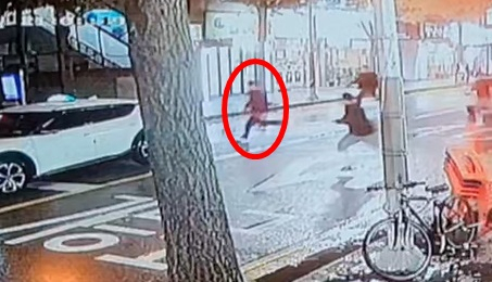 도주 사흘째인 6일 검거 직전 의정부시 가능동 일대에서 의정부경찰서 형사들에게 쫓기는 김길수의 모습. 연합뉴스