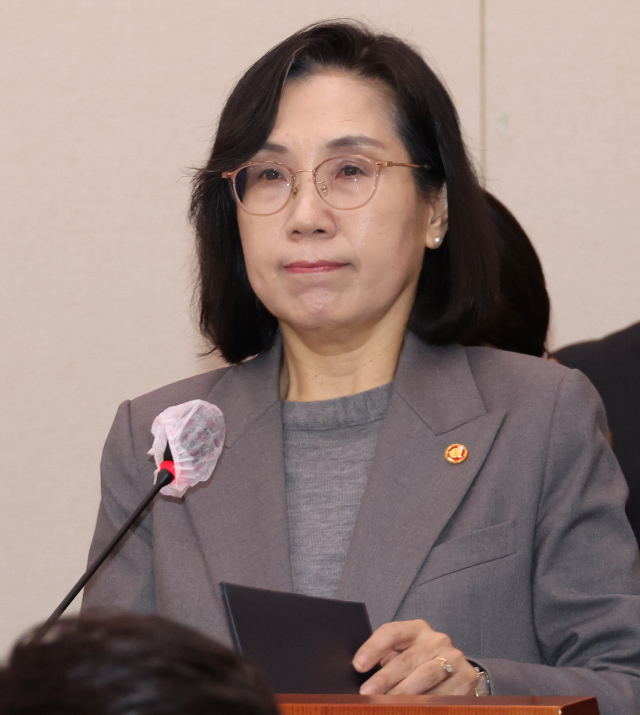 김현숙 여성가족부 장관이 2일 국회 여성가족위원회 국정감사에서 증인선서를 하고 있다. 연합뉴스
