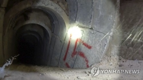 이스라엘군(IDF)이 제공한 영상 속 팔레스타인 무장정파 하마스가 이용하는 터널의 모습. AP연합뉴스