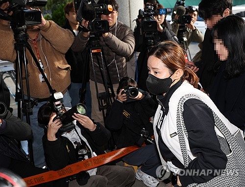 전청조씨의 사기 공범 혐의를 받는 전 펜싱 국가대표 남현희씨가 8일 오전 조사를 받기 위해 서울 송파경찰서로 들어서고 있다. 연합뉴스