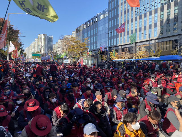 서울 서대문구 서대문역 사거리 일대에서 11일 민주노총 조합원들이 집회에 참석하고 있다. 이승령 기자