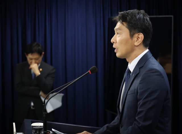 이복현 금융감독원장이 지난 5일 서울 광화문 정부서울청사에서 임시 금융위원회를 마친 뒤 공매도 금지 조치를 설명하고 있다. 연합뉴스