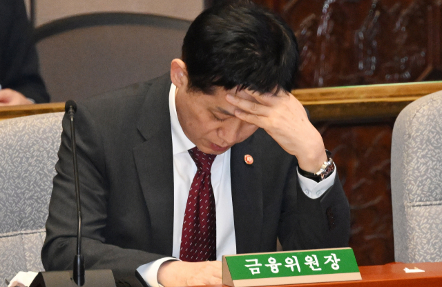 김주현 금융위원장이 공매도 전면 금지 첫날인 지난 6일 서울 여의도 국회에서 열린 '예산결산특별위원회 제6차 전체회의'에 참석해 피곤한 표정으로 위원들의 질의를 듣고 있다. 한국거래소는 이날 코스닥지수가 급등하자 3년 50개월만에 사이드카를 발동했다. 연합뉴스