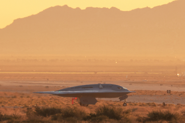 지난 11월10일(현지시간) 미국 캘리포니아주 팜데일에 있는 미공군 부지에서 핵무기를 탑재할 수 있는 미국의 차세대 스텔스 전략폭격기 'B-21 레이더'(B-21 Raider)가 첫 비행을 위해 활주로를 향해 이동하고 있다. 로이터·연합뉴스