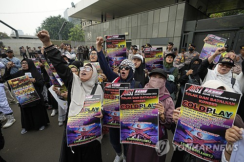 (자카르타 AP=연합뉴스) 지난 10일(현지시간) 인도네시아 자카르타 내 영국 대사관 앞에서 무슬림들이 영국 밴드 콜드플레이 공연 반대 집회에서 구호를 외치고 있다. 2023.11.12. photo@yna.co.kr