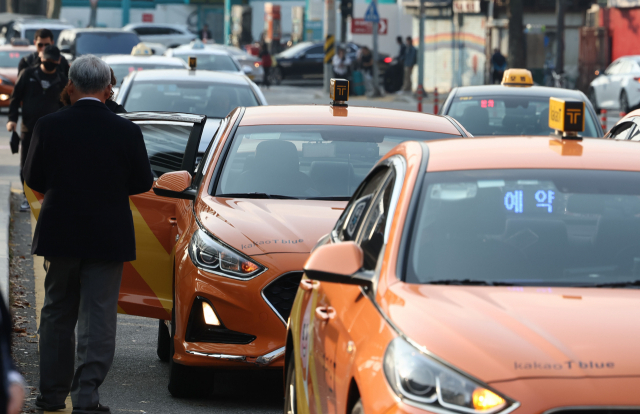 이달 2일 서울 서부역 택시 승강장에서 시민들이 택시를 이용하고 있다. 연헙뉴스