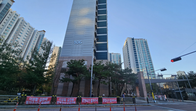 10일 경기 용인시 기흥구 상하동 ‘지석마을그대가크레던스’ 아파트 정문 앞에 전세·분양사기 피해자들의 플래카드가 붙어 있다. 변수연 기자