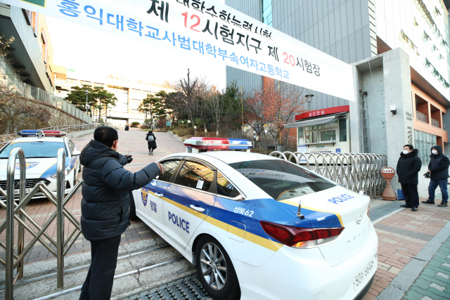 2021학년도 대학수학능력시험일 서울 마포구 홍익대학교사범대학부속여자고등학교 고사장으로 수험생을 태운 경찰차가 들어가고 있다./연합뉴스