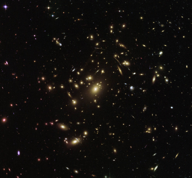 미항공우주국(나사)의 허블망원경이 촬영한 은하들의 모습. 반짝이는 점 하나 하나가 모두 은하이다. 사진 제공=나사