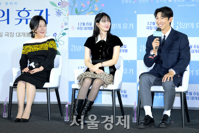 배우 김해숙, 신민아, 강기영이 13일 오전 서울 용산구 CGV 용산아이파크몰에서 진행된 영화 ‘3일의 휴가’(감독 육상효) 제작보고회에서 즐거운 시간을 보내고 있다. 김규빈 기자