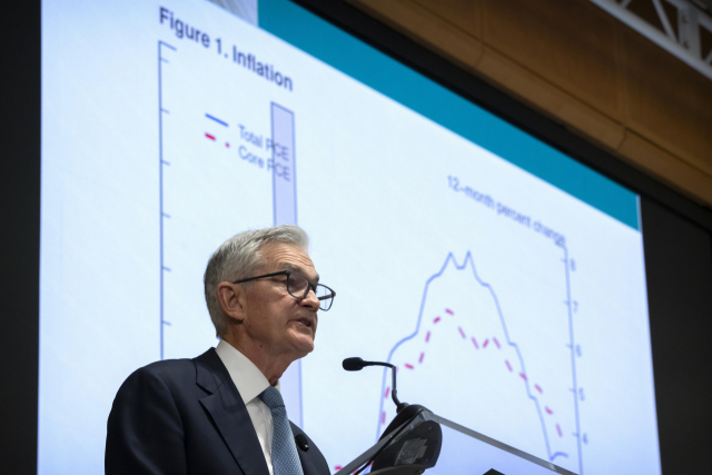 제롬 파월 미 연방준비제도(Fed·연준) 의장이 지난 9일 워싱턴DC에서 열린 국제통화기금(IMF) 콘퍼런스에서 패널 토론자로서 발언하고 있다. 그는 이 자리에서 시장 기대와 달리 매파적 성향의 발언을 내놓았다. AP연합뉴스