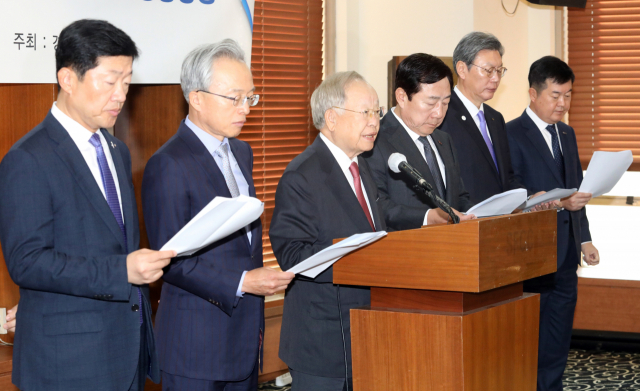 손경식(왼쪽 세 번째) 한국경영자총협회 회장이 13일 서울 중구 프레스센터에서 기자회견을 열고 노동조합법 제2·3조(노란봉투법)에 거부권 행사를 건의하는 경제6단체 공동성명을 발표하고 있다. 우태희(왼쪽부터) 대한상공회의소 부회장, 최진식 중견기업연합회 회장, 손 회장, 김기문 중소기업중앙회 회장, 김창범 한국경제인협회 상근부회장, 김고현 한국무역협회 전무. 연합뉴스