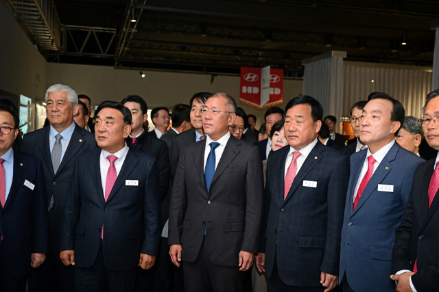 정의선(왼쪽 세 번째) 현대자동차그룹 회장이 13일 울산시 북구 현대차 울산공장에서 열린 전기차 전용공장 기공식에서 김두겸 (〃네 번째) 울산시장과 악수하고 있다. 울산 전기차 전용공장은 1996년 아산공장 이후 29년 만에 들어서는 현대차의 국내 신공장이다. 연간 20만 대의 전기차를 양산할 수 있는 규모로 2025년 완공될 예정이다. 연합뉴스