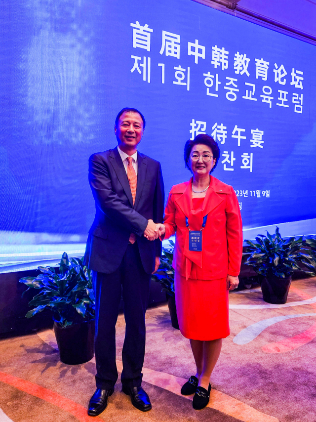 노찬용 한국대학법인협의회 회장과 손요 중국 교육부 차관이 제1회 한중교육포럼에서 인사를 나누고 있다. 사진제공=영산대