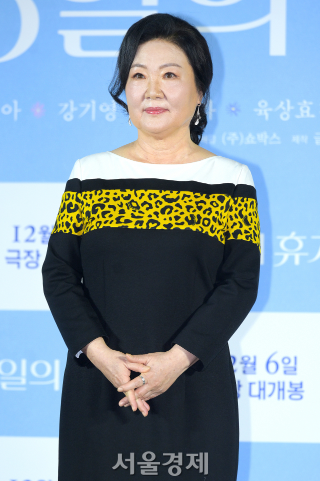 배우 김해숙이 13일 오전 서울 용산구 CGV 용산아이파크몰에서 진행된 영화 ‘3일의 휴가’(감독 육상효) 제작보고회에서 포즈를 취하고 있다. 김규빈 기자