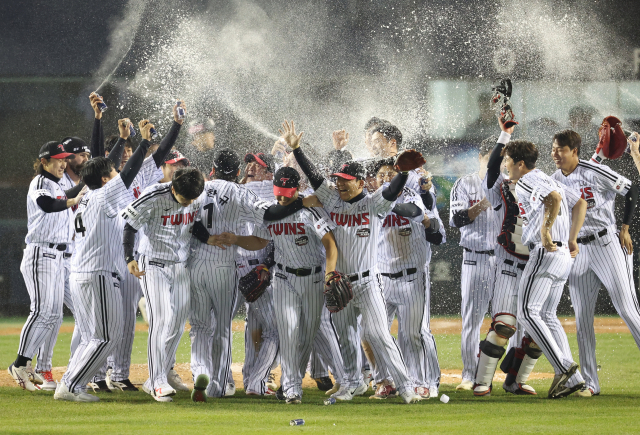 13일 서울 잠실야구장에서 열린 2023 KBO 한국시리즈 5차전 kt wiz와 LG 트윈스의 경기에서 6-2로 승리해 우승을 차지한 LG 선수들이 기뻐하고 있다. 연합뉴스