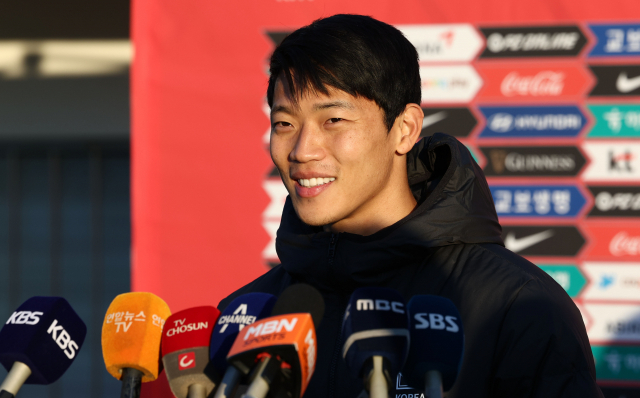 한국 축구대표팀 황희찬이 13일 북중미 월드컵 아시아 2차 예선 1차전 싱가포르와 경기를 앞두고 열린 훈련에 앞서 인터뷰를 하고 있다. 연합뉴스