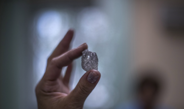 러시아 다이아몬드 채굴업체 알로사의 가공 전 다이아몬드. 연합뉴스