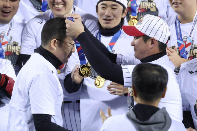 29년 만에 한국시리즈 우승을 차지한 LG의 주장 오지환이 구광모 LG그룹 회장에게 자신의 우승 메달을 걸어주고 있다. 연합뉴스