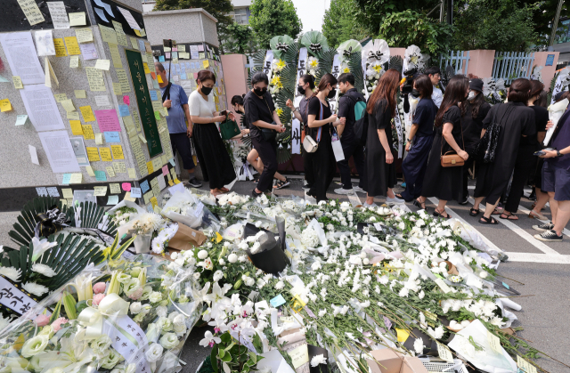 지난 7월 20일 서울 서초구 서이초등학교 정문 앞에서 동료교사들과 추모객이 고인을 추모하고 있다. 권욱 기자