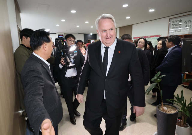 인요한 국민의힘 혁신위원장이 14일 제주시 연동 국민의힘 제주도당사를 찾아 간담회장으로 입장하고 있다. 제주=연합뉴스