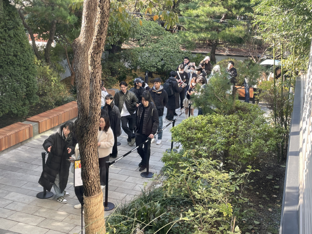 지난 14일 오전 서울 종로구 통의동 대림 미술관 앞 전경. 많은 인파가 전시를 기다리며 줄을 서 있다. 사진=서지혜 기자