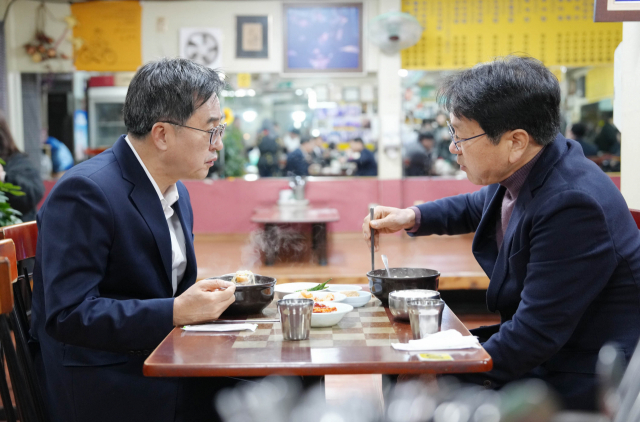 국밥집서 만난 김동연 지사와 강기정 시장 (광주=연합뉴스) 김동연 경기지사(오른쪽)와 강기정 광주시장이 14일 오전 광주 양동시장 국밥집에서 조찬 회동을 하고 있다. 2023.11.14 [광주시 제공. 재판매 및 DB 금지] areum@yna.co.kr (끝)