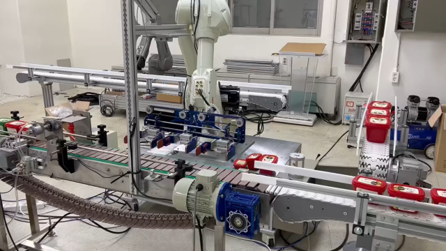 로봇을 활용한 전통장류 합포장 실험이 진행되고 있다. 사진 제공= 한국전자기술연구원