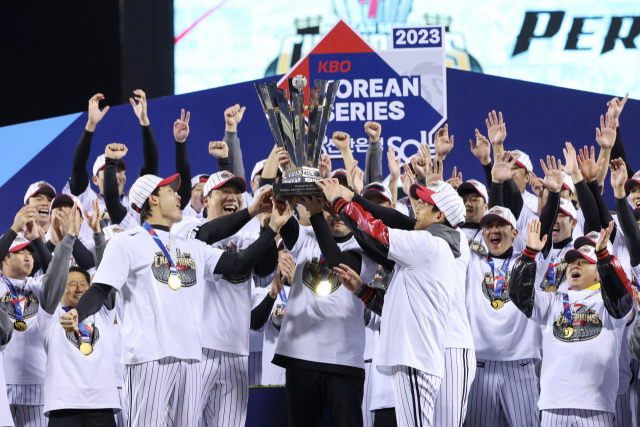 지난 13일 서울 잠실야구장에서 열린 2023 KBO 한국시리즈 5차전 kt wiz와 LG 트윈스의 경기에서 kt를 6-2로 꺾고 우승을 차지한 LG 선수들이 트로피와 함께 기념 촬영하고 있다. /사진제공=연합뉴스