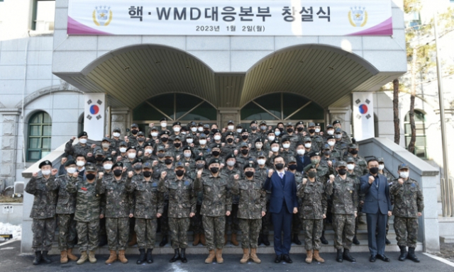 김승겸 합참의장(앞줄 오른쪽 다섯 번째)이 지난 1월 2일 서울 용산구 합동참모본부에서 열린 핵·WMD대응본부 창설식에서 핵·WMD대응본부 장병들과 기념 촬영을 하고 있다. 사진 제공=합동참모본부