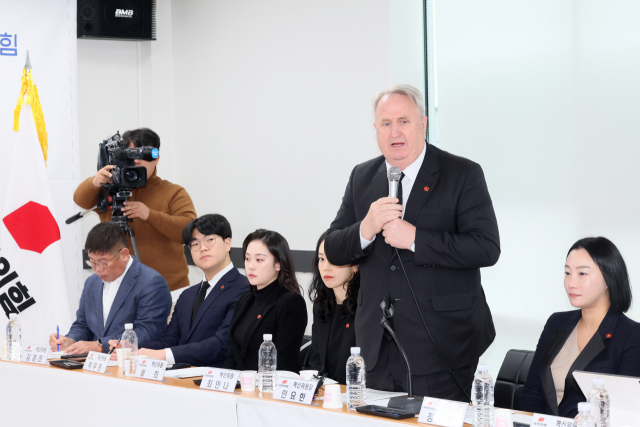 인요한 국민의힘 혁신위원장이 14일 제주시 연동 국민의힘 제주도당사를 찾아 당원과 간담회를 하고 있다. 제주=연합뉴