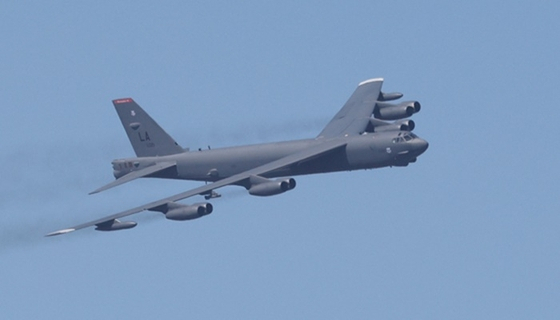 美 전략폭격기 B-52, 오늘 韓공군과 연합 훈련…핵항모는 내주 부산 입항