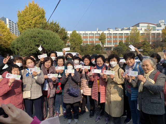 2024학년도 수학능력시험을 하루 앞둔 15일 오후 일성여중고 3학년 학생들이 서울 마포구 서울여고에 마련된 고사장을 찾아 수험표를 들고 기념 촬영을 하고 있다. 김남명 기자