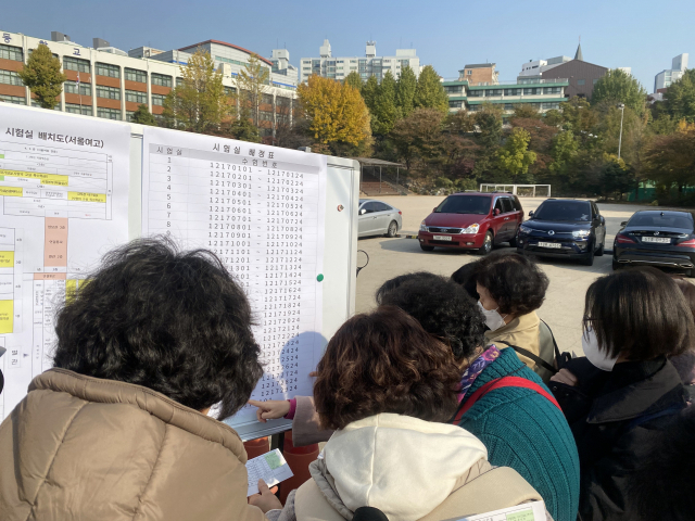 수능 필수품은 '돋보기와 보청기'…“할머니 수능 치고 올게”